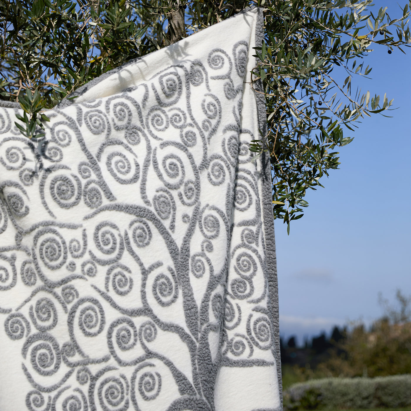 Avita | Throw