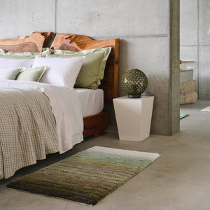 Photo of the Maior Bath Rug ensemble.