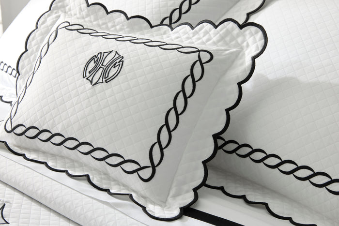 Photo of the Classic Chain Scallop Matelassé | Sham ensemble.
