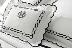 Photo of the Classic Chain Scallop Matelassé | Sham ensemble.