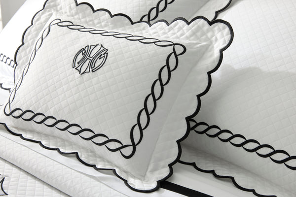 Photo of the Classic Chain Scallop Matelassé | Sham ensemble.