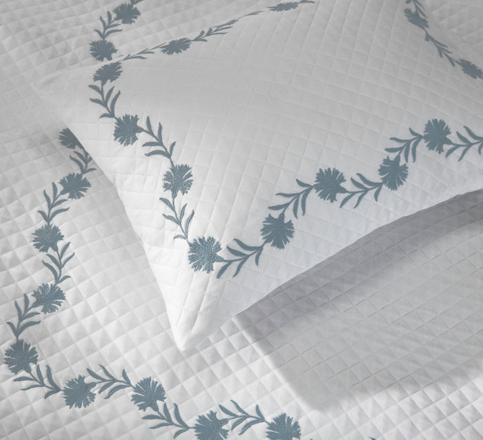 Photo of the Daphne Matelassé | Sham ensemble.