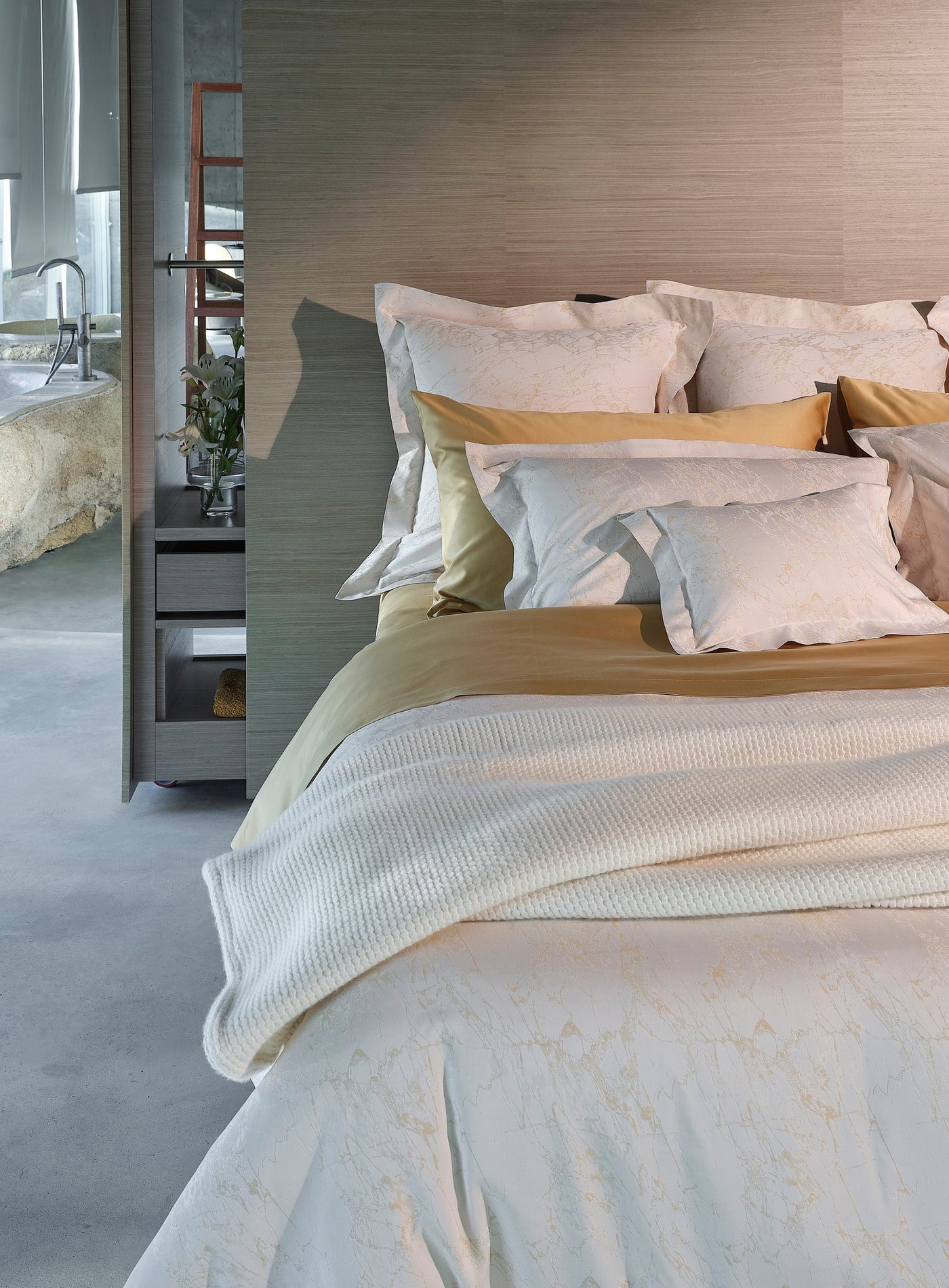 Close-up of Celso de Lemos Parus pillowcase in blush pink with floral jacquard detail.