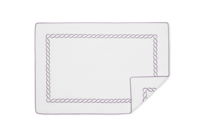 Photo of the Classic Chain | Tub Mat ensemble.