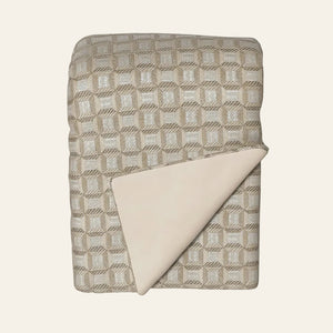 Photo of the Collonade | Throw ensemble.