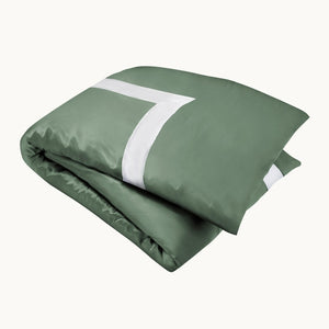 Photo of the Ashdown Silk Duvet Cover ensemble.