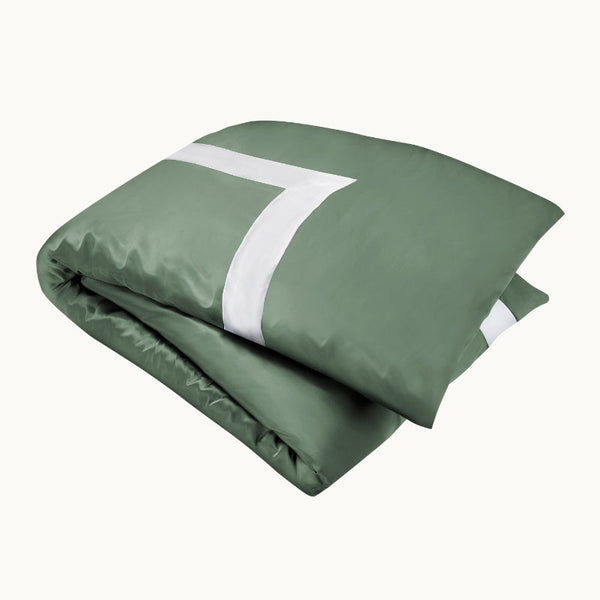 Photo of the Ashdown Silk Duvet Cover ensemble.