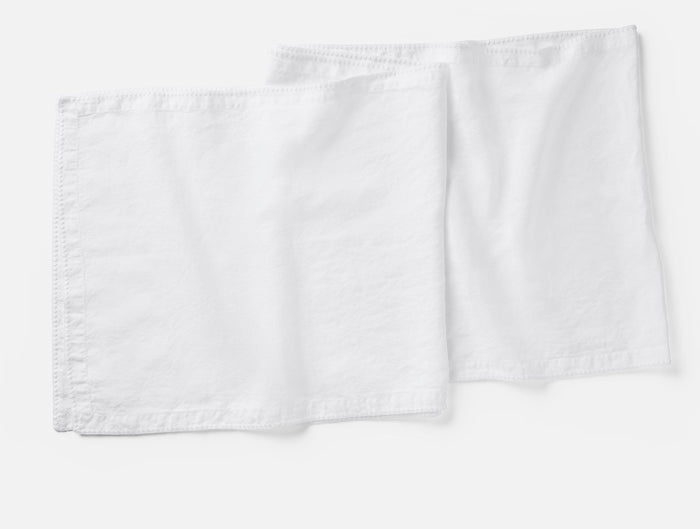 Photo of the Olivos Embroidered Linen | Table Runner ensemble.