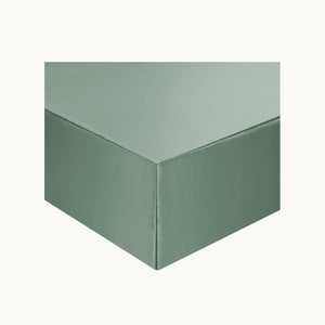 Photo of the Ashdown Silk Fitted Sheet ensemble.