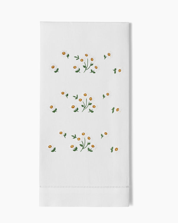 Photo of the Daisies Scatter Hand Towel ensemble.