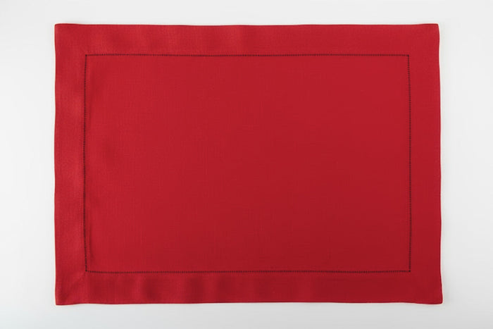 Photo of the Noël Linen Placemat ensemble.