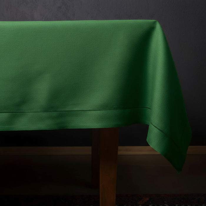 Photo of the Noël Linen Tablecloth ensemble.