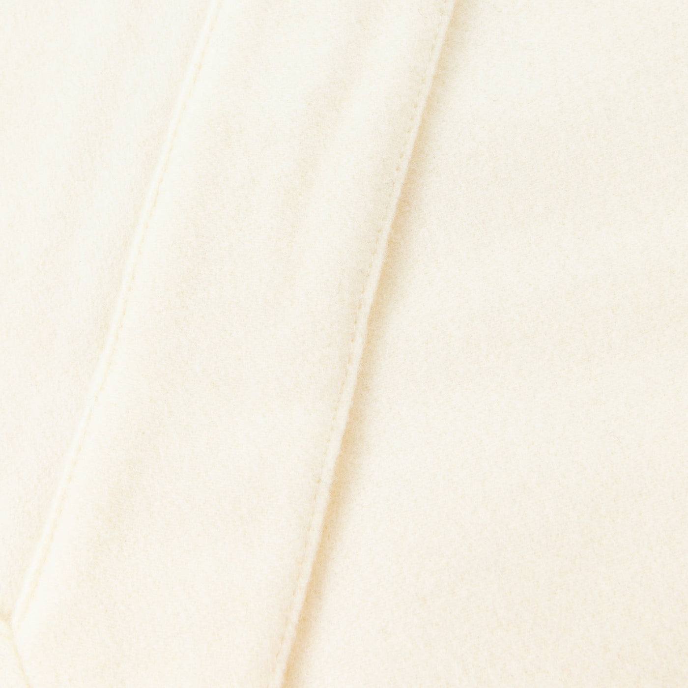 Close-up of ivory Lanerossi Afrodite blanket showing folded edge and soft fleece texture.