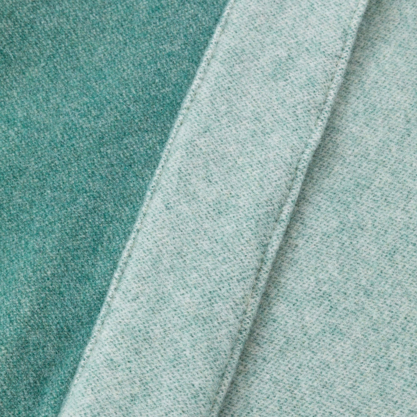 Close-up of Lanerossi Afrodite blanket hem in teal, showing contrast between face and reverse.