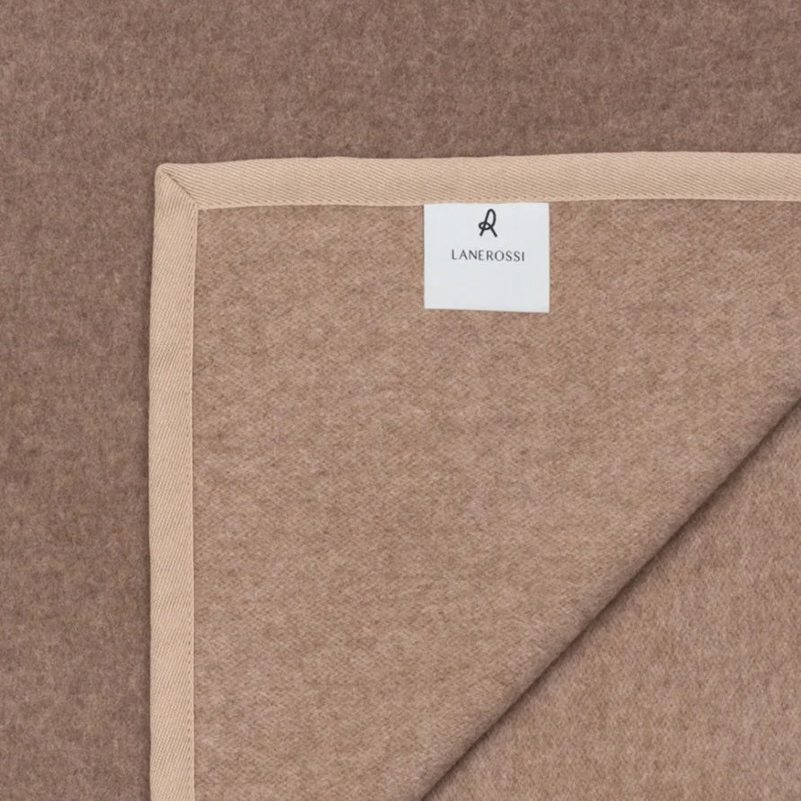 Lanerossi Cortina blanket corner showing woven label and ivory binding on camel wool.