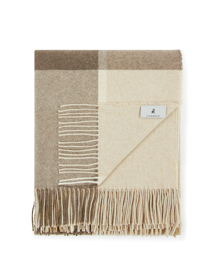 Photo of the Everest Check | Throw ensemble.