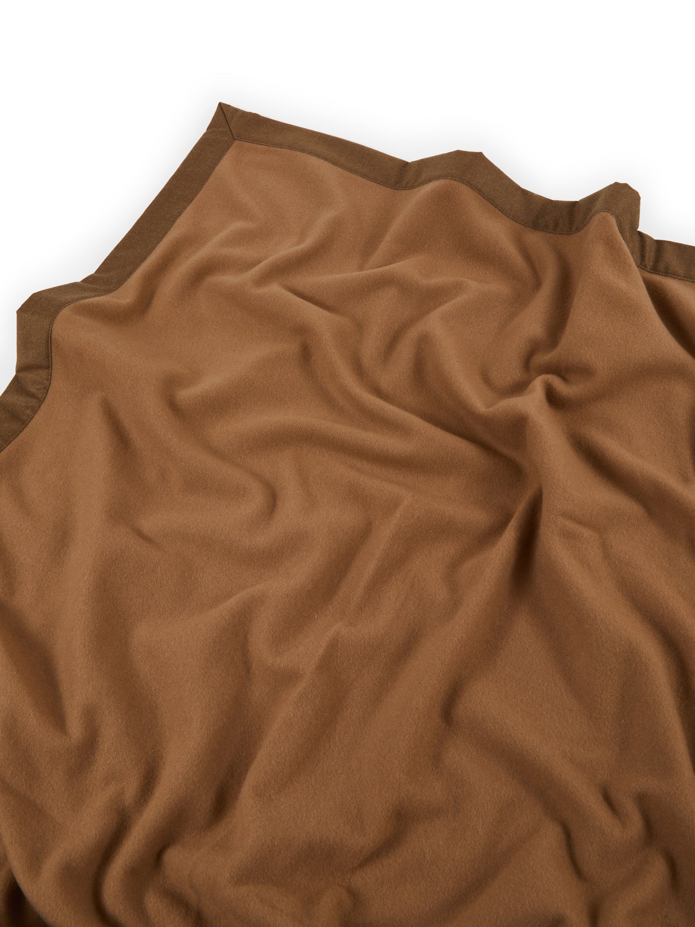 Close-up of Lanerossi Geisha blanket in caramel, showing blanket edge with contrast camel border.