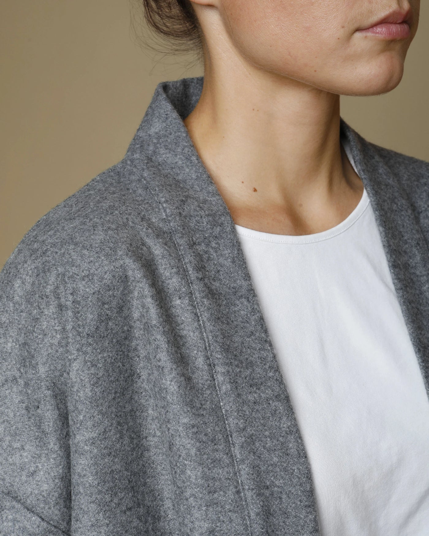 Close-up of Lanerossi kimono jacket neckline in heather grey extrafine merino wool.