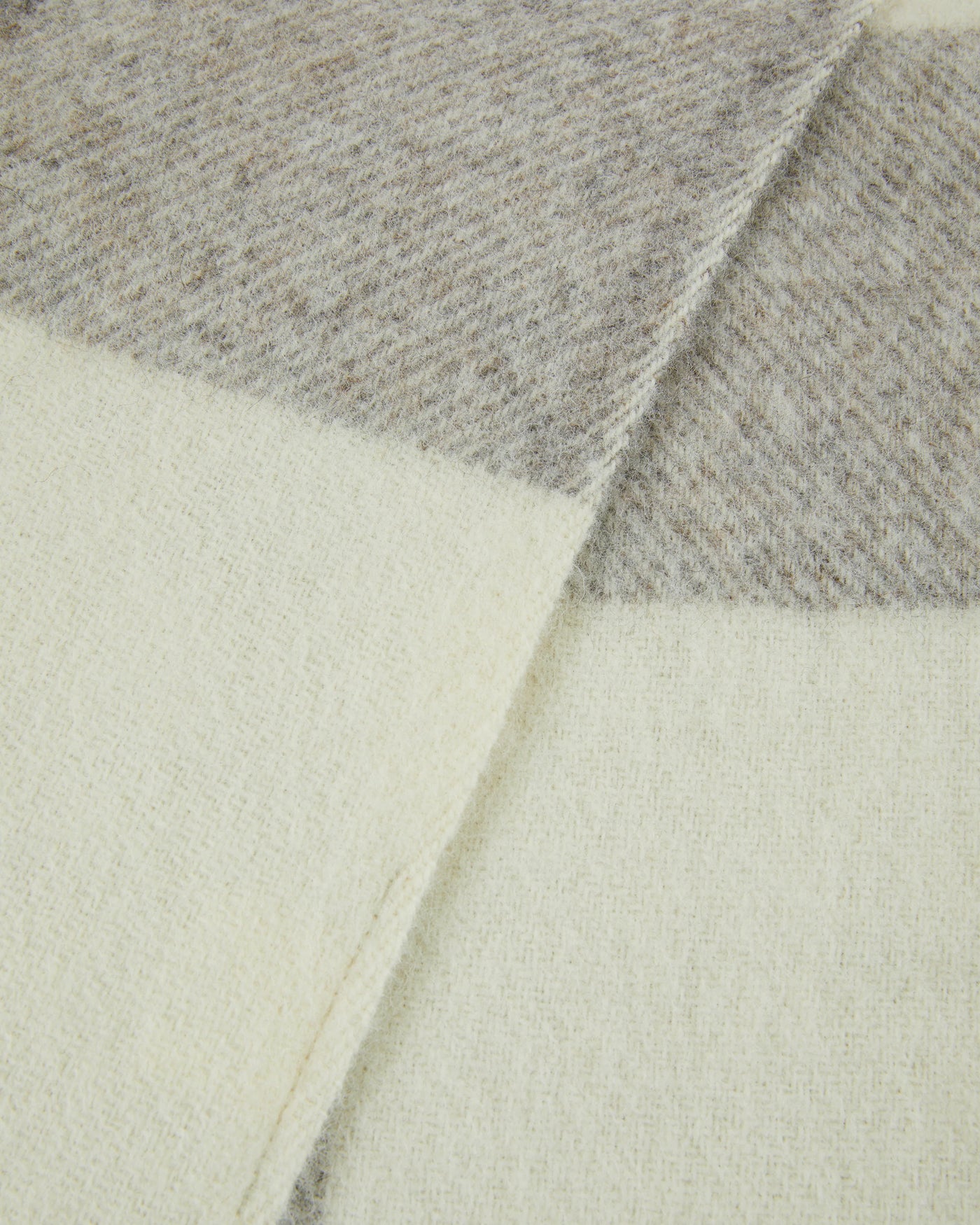 Close-up of Lanerossi Nelson throw corner, ivory and grey colorblock weave detail.