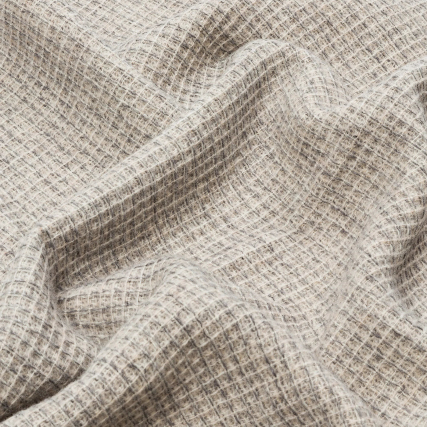 Close-up of Lanerossi Rossi Moon throw's waffle-weave texture in natural linen tones.