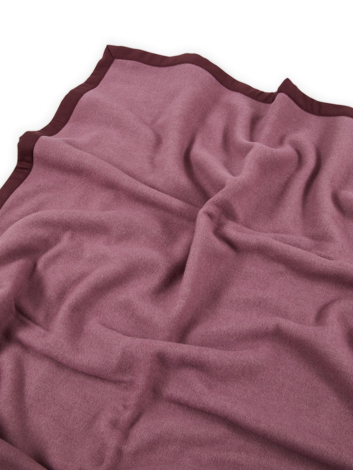 Close-up of Lanerossi Uruguay blanket in mauve with contrast burgundy scalloped border trim.