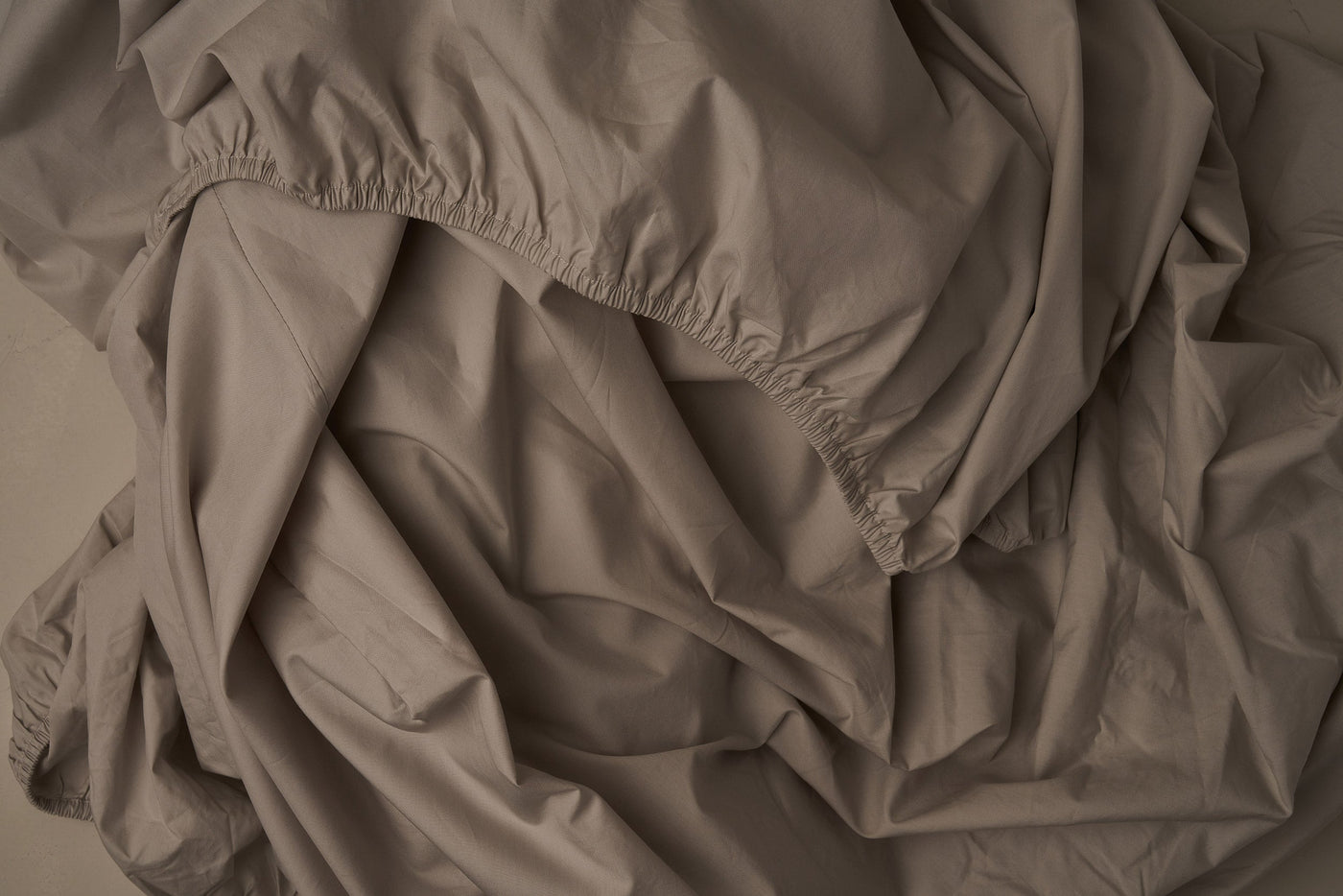 Cool and crisp LETTO Classic Cotton Percale fitted sheet in color gray, made in Italy.