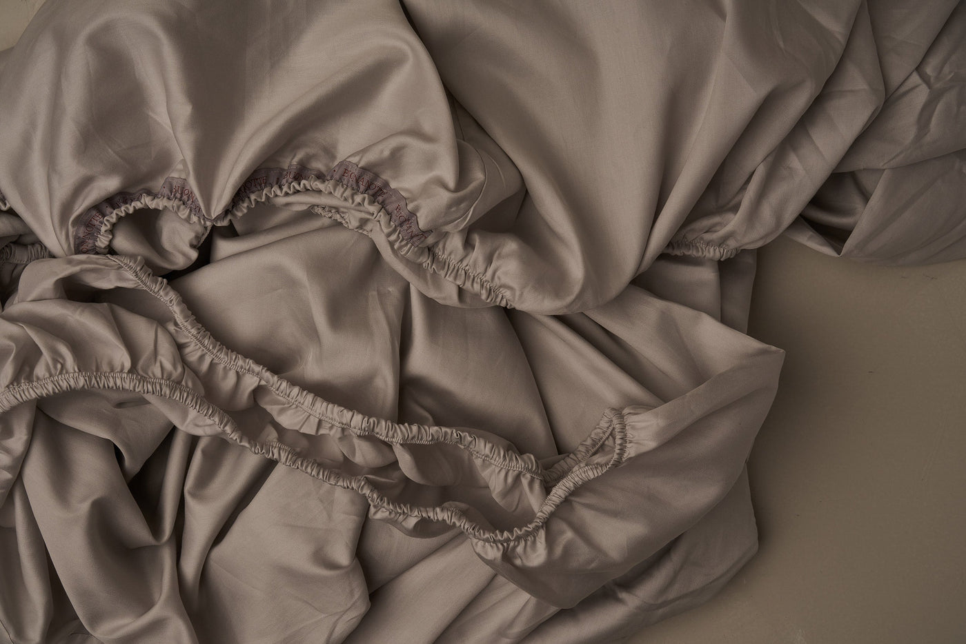 Warm and buttery Classic Cotton Sateen fitted sheet in color gray, made in Italy.