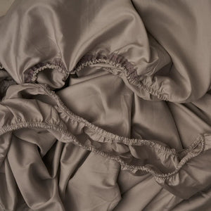 Photo of the Retiring Classic Sateen | Fitted Sheet ensemble.