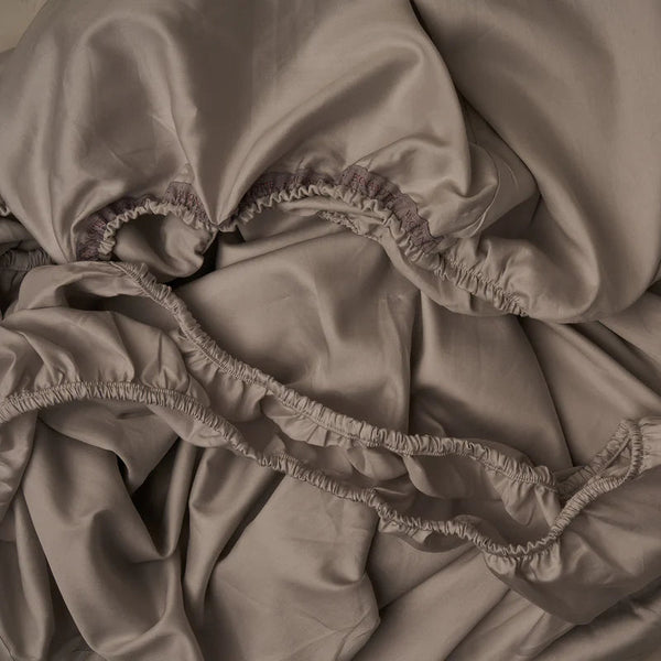 Photo of the Retiring Classic Sateen | Fitted Sheet ensemble.