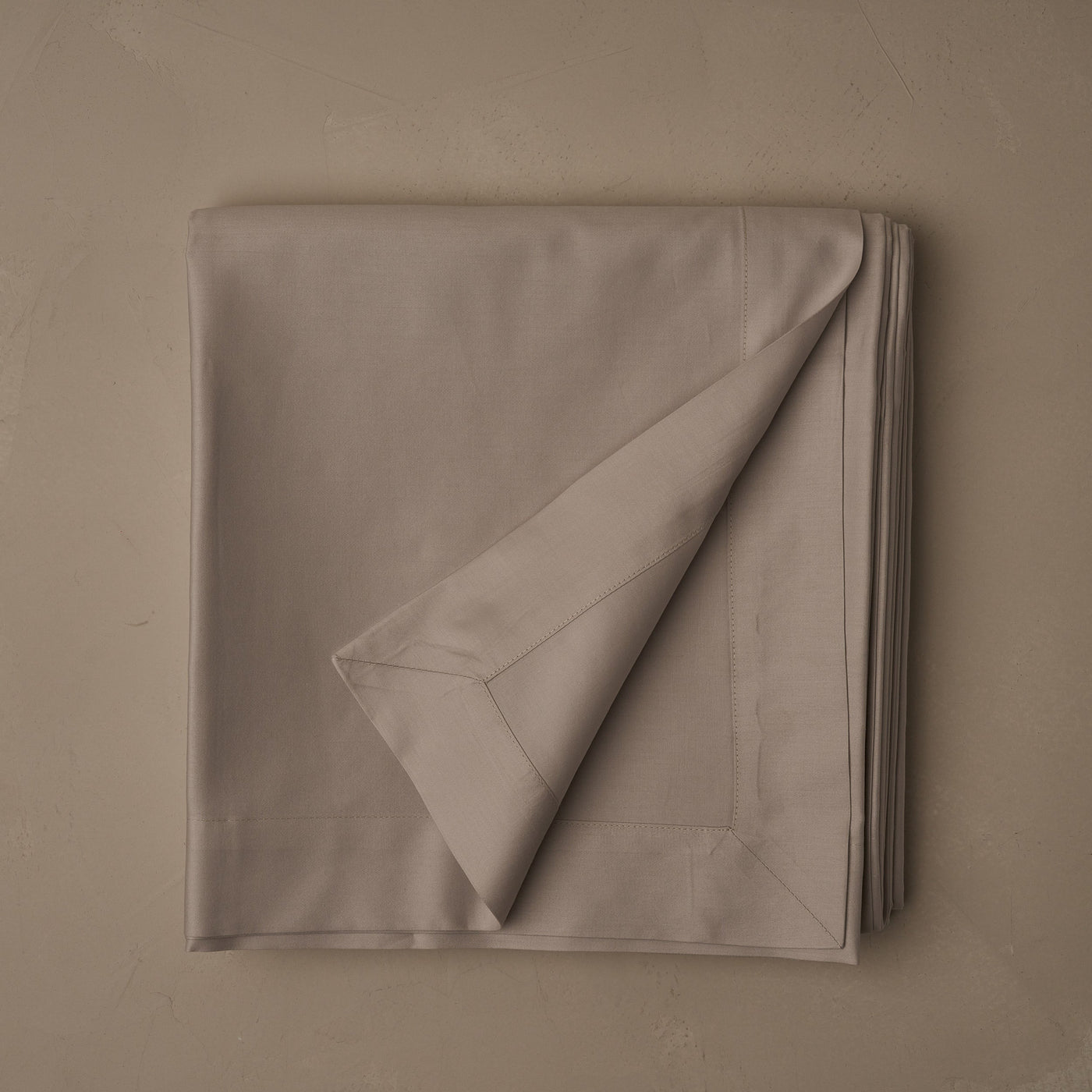 Warm and buttery Classic Cotton Sateen flat sheet in color gray, made in Italy