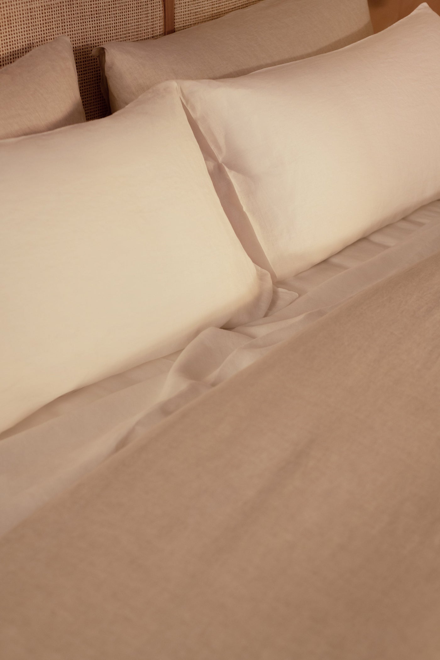 Close up image of LETTO Classic Linen sheets and duvet cover.