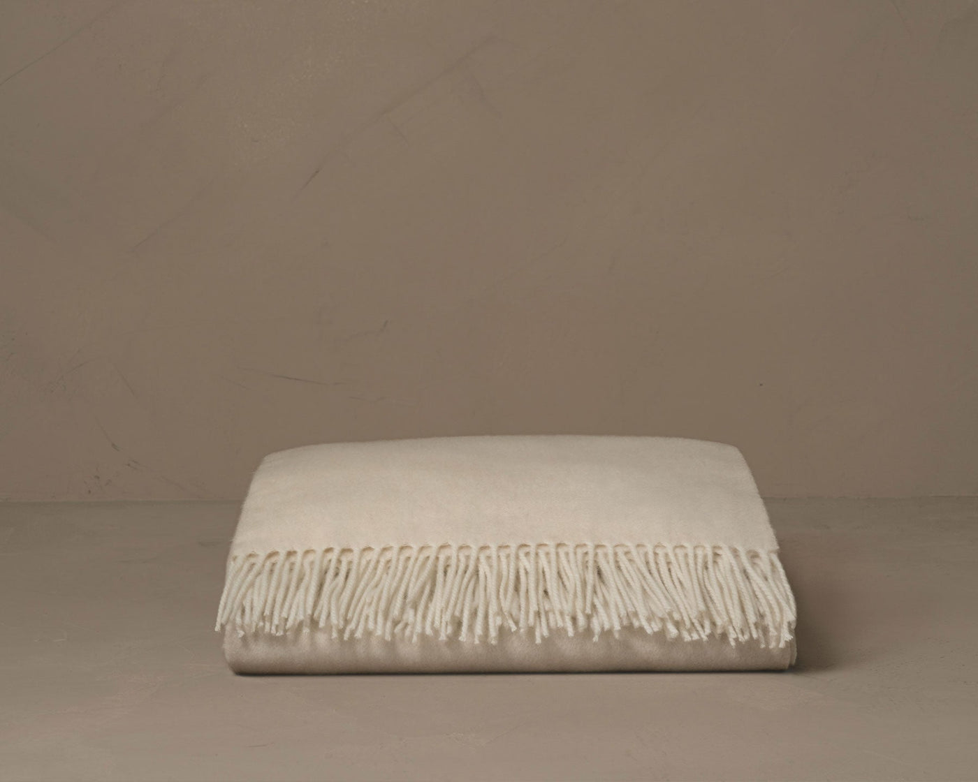 The LETTO Cocolla 100% cashmere woven thow blanket in cream.