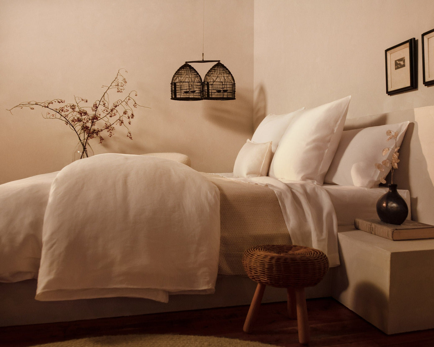 A image of an elegantly made bed in 100% linen with LETTO Lino Primo pillows and duvet cover.