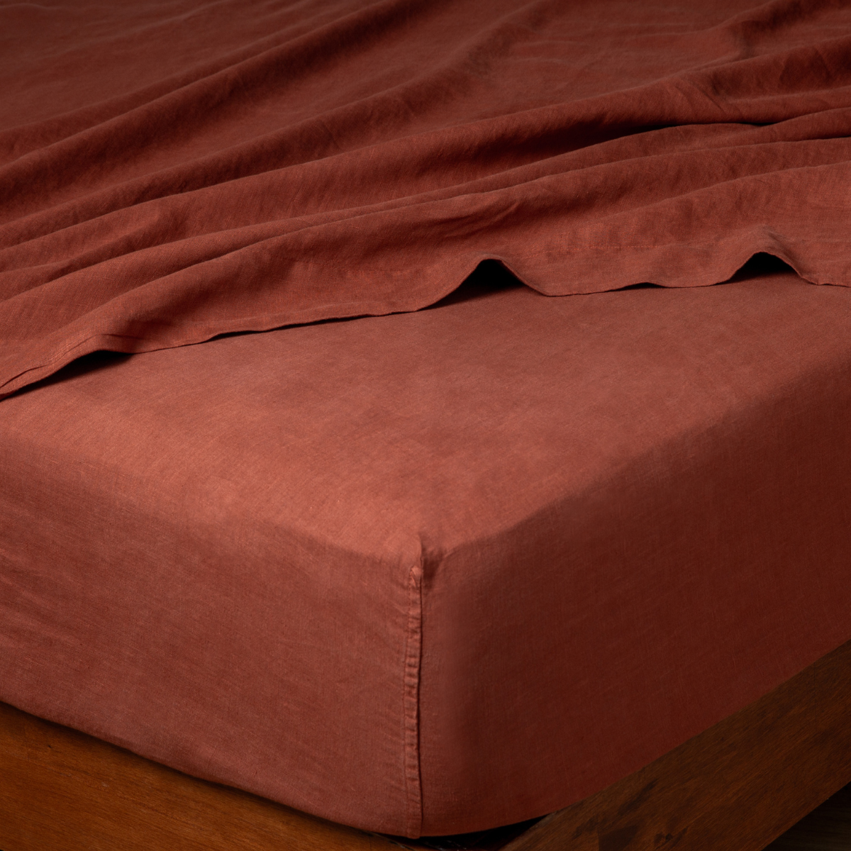 Bella Notte Linen fitted sheet in Autumn, corner detail showing mattress fit and relaxed drape.
