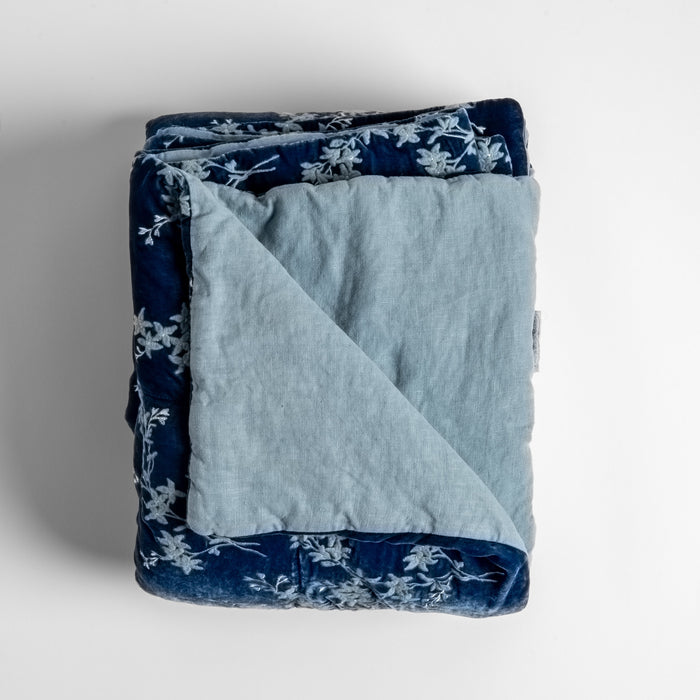 Photo of the Lynette | Blanket ensemble.