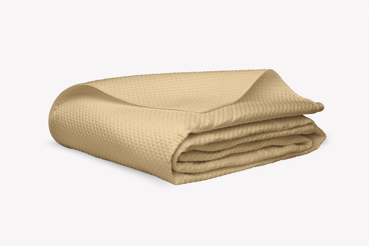 Image of Matouk Alba Quilt in color Honey