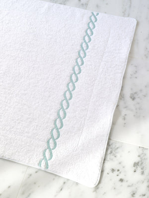 Photo of the Classic Chain Towel | Tub Mat ensemble.