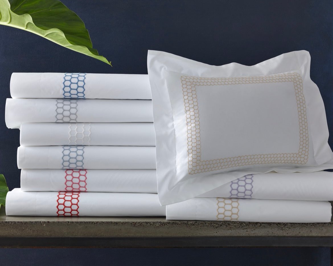 Image of Matouk Liana items in a stack bedding.