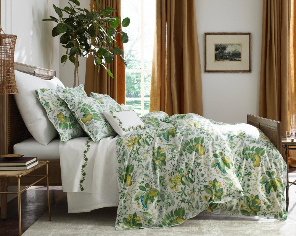 Image of Matouk Pomegranate bedding.