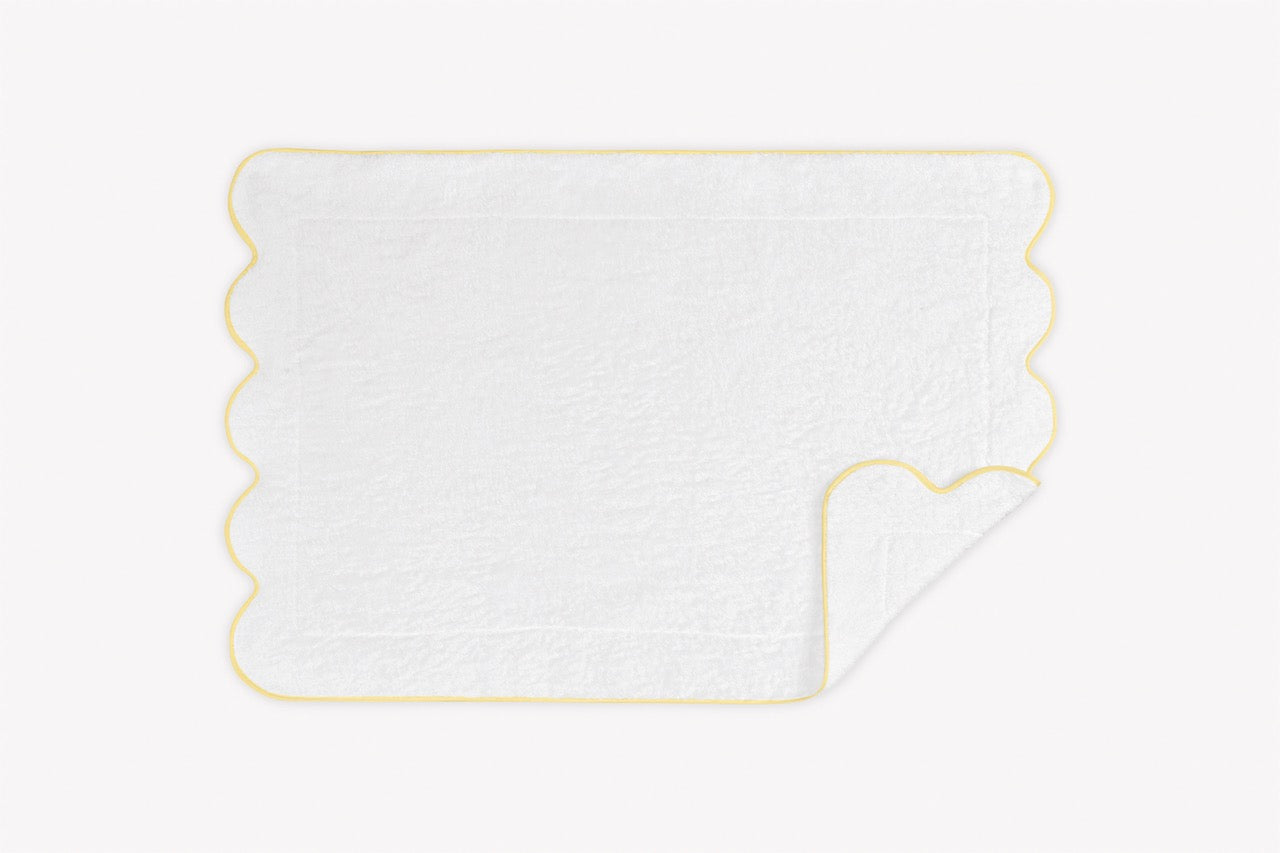 Image of Matouk Cairo scallop tub mat in color yellow.