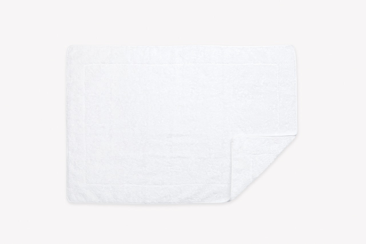 Image of Matouk Cairo straight tub mat in color white.