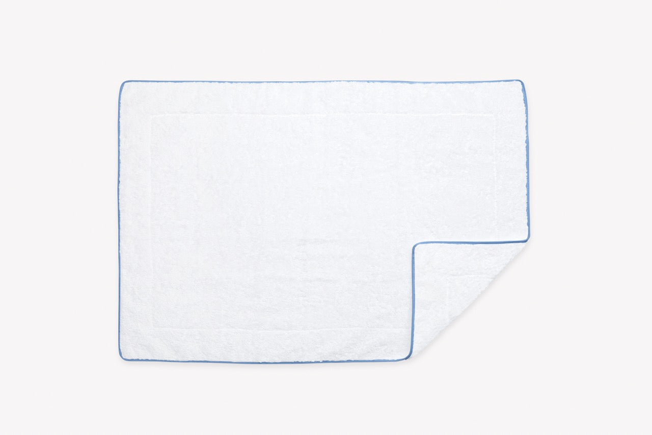 Image of Matouk Cairo straight tub mat in color white azure.