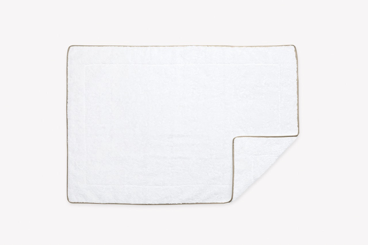 Image of Matouk Cairo straight tub mat in color white linen.