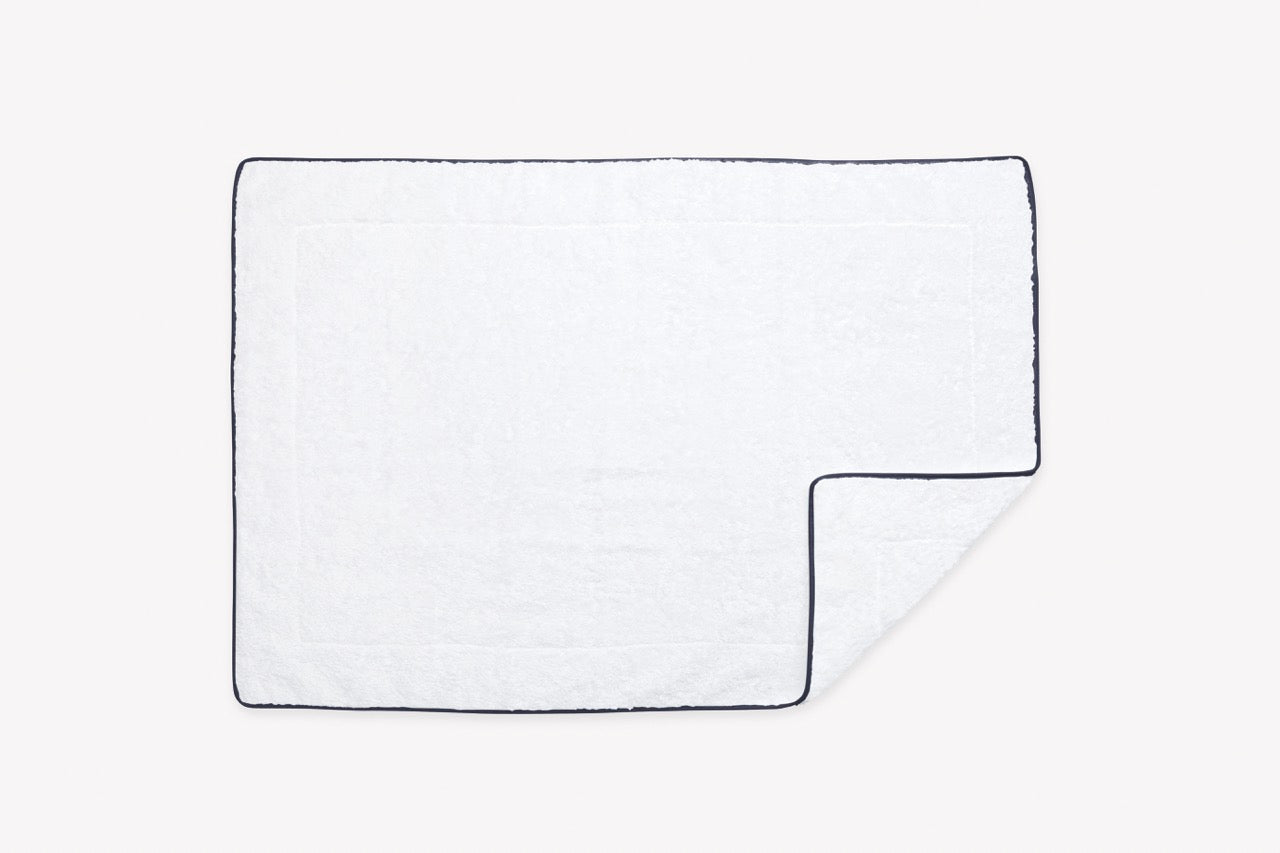 Image of Matouk Cairo straight tub mat in color white navy.