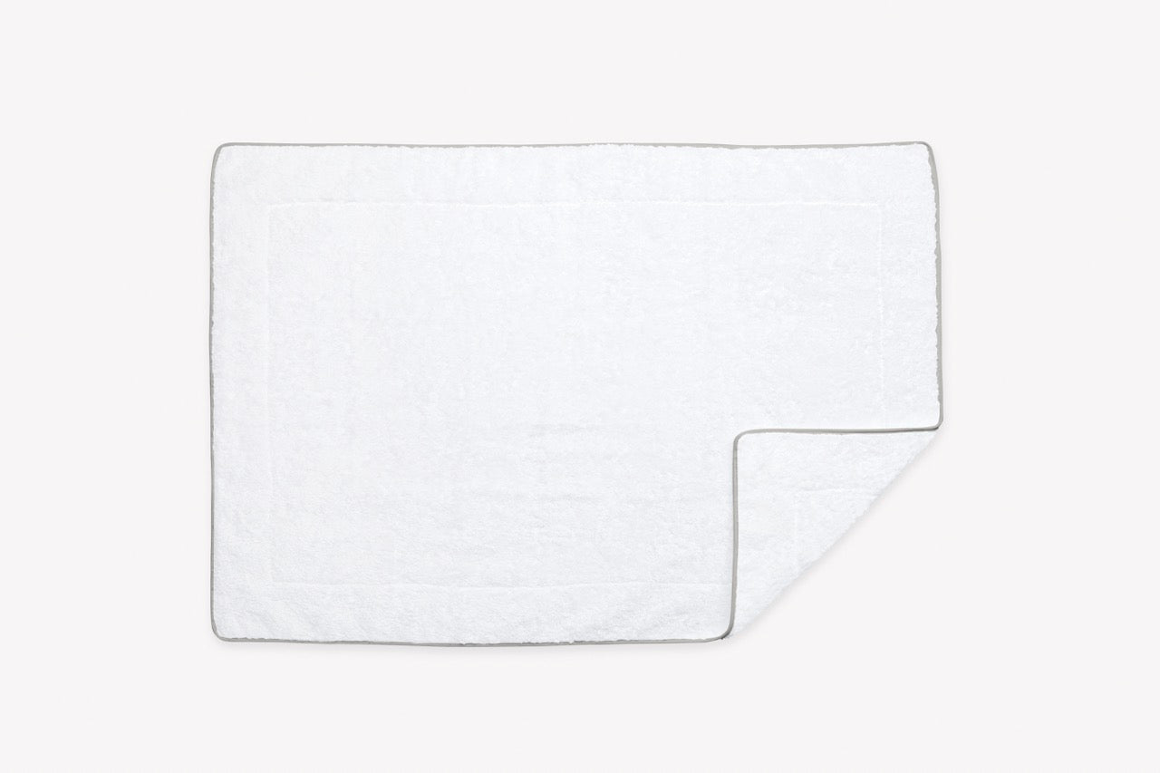 Image of Matouk Cairo straight tub mat in color white silver.