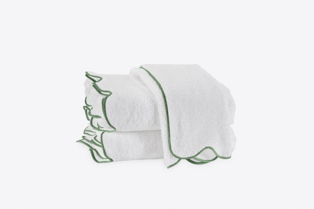 Image of Matouk Cairo Scallop towels in color Palm.