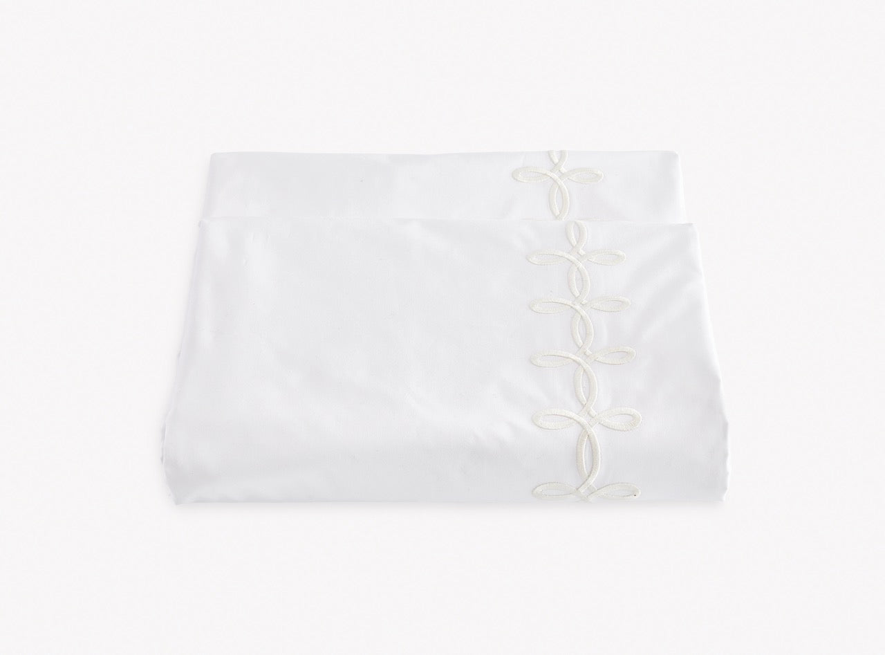 Image of Matouk Gordian Knot duvet in color cream.