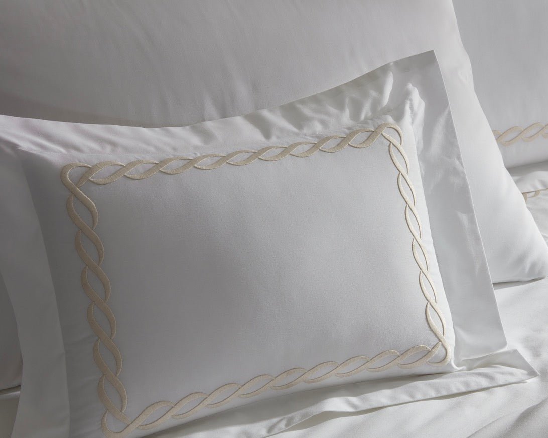 Image of Matouk Hotel bed Classic Chain detail.