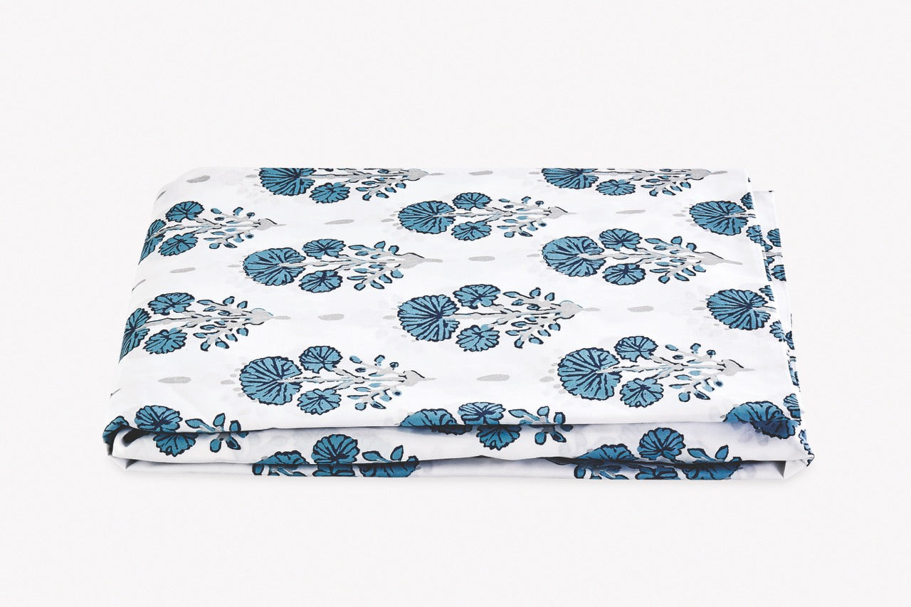 Image of Matouk Joplin fitted sheet in color Mineral blue.