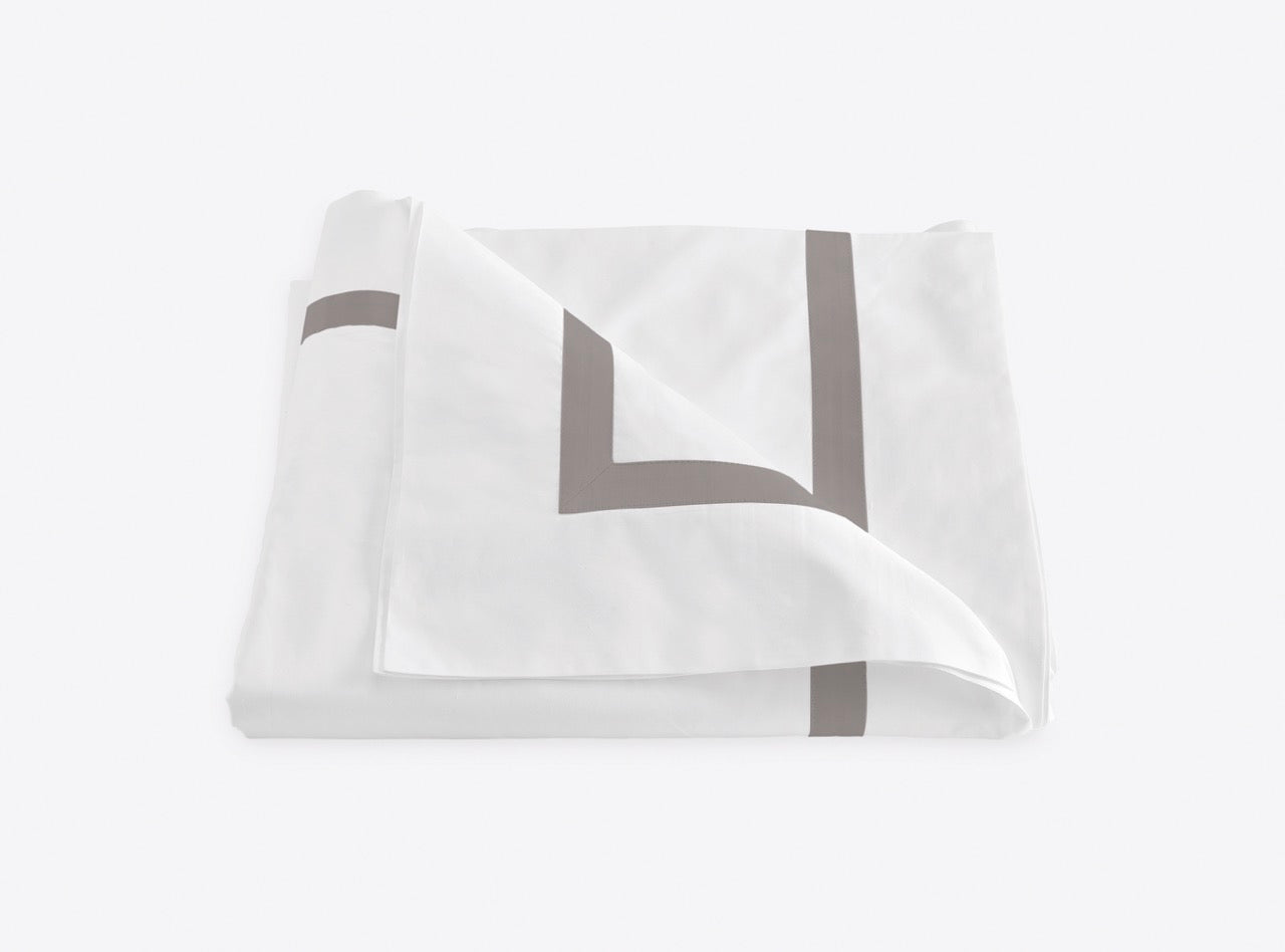 Image of Matouk Lowell duvet in color platinum.